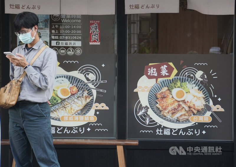 圖為民眾在高雄市鳳山區一家餐館等候外帶餐點。(中央社檔案照片)