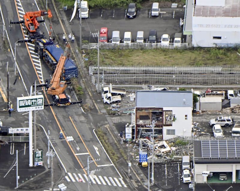 日本靜岡縣受颱風琵琶影響,牧之原市建築物受強風損壞、卡車翻覆。(共同社)
