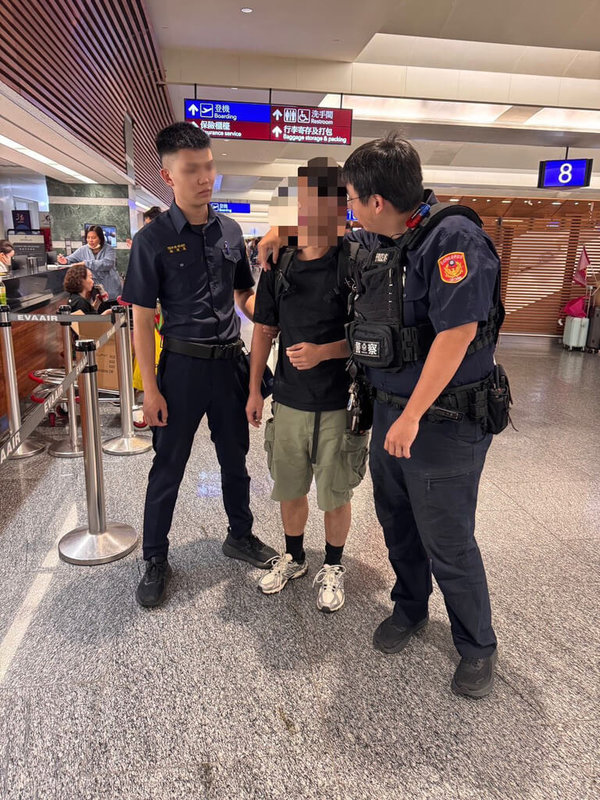 台北市警方近日破獲多起外籍車手案,車手以馬來西亞籍居多。警方指出詐騙集團以打工高報酬日薪為由,吸引外籍人士來台犯案。圖為警方逮捕車手畫面。(警方提供)中央社記者劉建邦傳真 114年9月5日