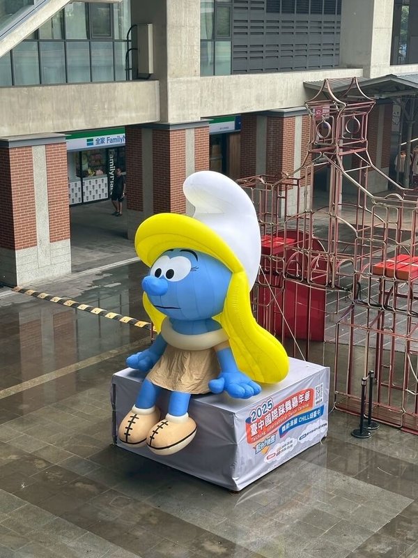 2025台中國際踩舞嘉年華27、28日將在清水區登場，觀旅局規劃「踩舞暖身快閃活動」，「藍色小精靈」成最萌宣傳大使，大型氣偶現身台中火車站，格外吸睛。（台中市政府提供）中央社記者趙麗妍傳真  114年9月5日
