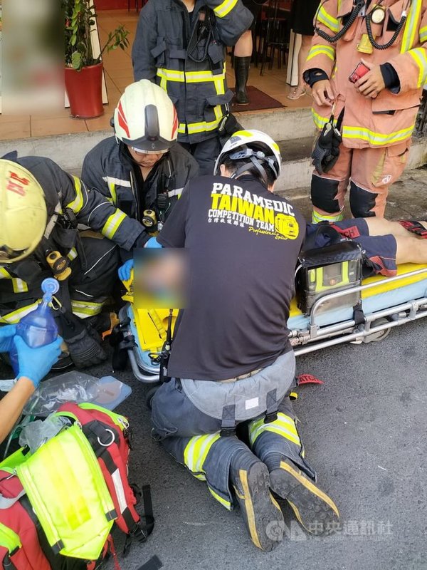 張姓男子5日在新北市中和區建八路1處建物維修電梯監視器時,不明原因跌落電梯井,消防人員據報趕抵救護時,張姓男子已無呼吸心跳,經處置後緊急送醫。(翻攝照片)中央社記者黃旭昇新北傳真  114年9月5日