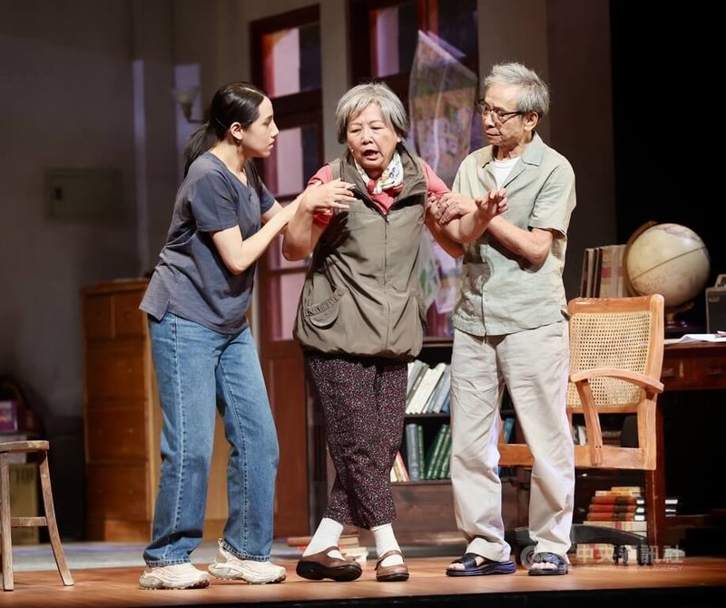 綠光劇團舞台劇「八月,在我家」5日晚間將在台北國家戲劇院上演,演員洪淳晨(左起)、王琄、吳念真等下午著裝彩排,搶先曝光精彩片段。中央社記者張皓安攝 114年9月5日