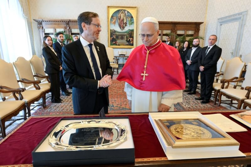 教宗良十四世(前右)4日接見以色列總統赫佐格(前左)。( Vatican Media/Simone Risoluti/Handout via 路透社)