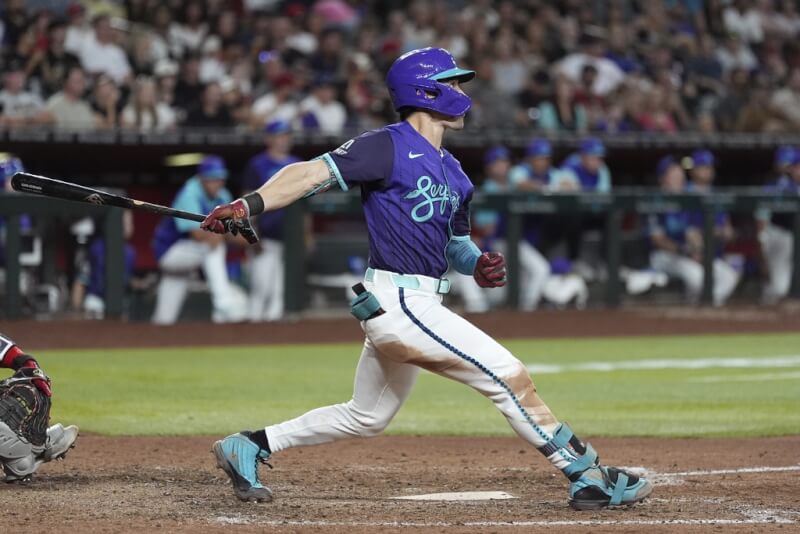 MLB亞利桑那響尾蛇打者卡洛爾6日對上波士頓紅襪的比賽中,擊出全壘打達成個人單季30轟紀錄。(美聯社)