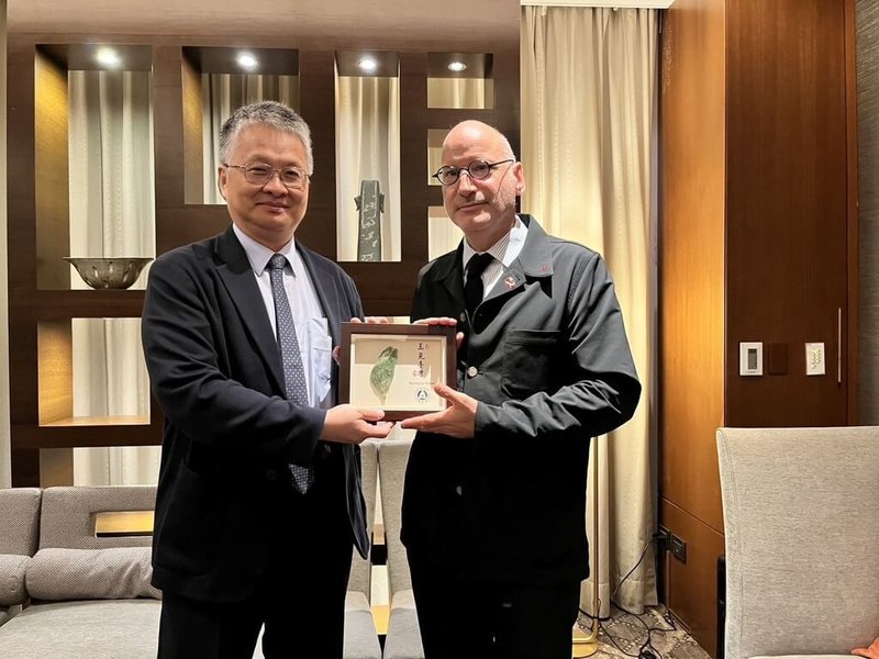 教育部6日發布新聞稿，法國總統科學顧問趙歷祐（Pierre-Paul Zalio，另譯薩里奧）（右）訪台，參訪多所大專展現台、法學術的密切合作。左為教育部次長劉國偉。（教育部提供）中央社記者陳至中台北傳真　114年9月6日