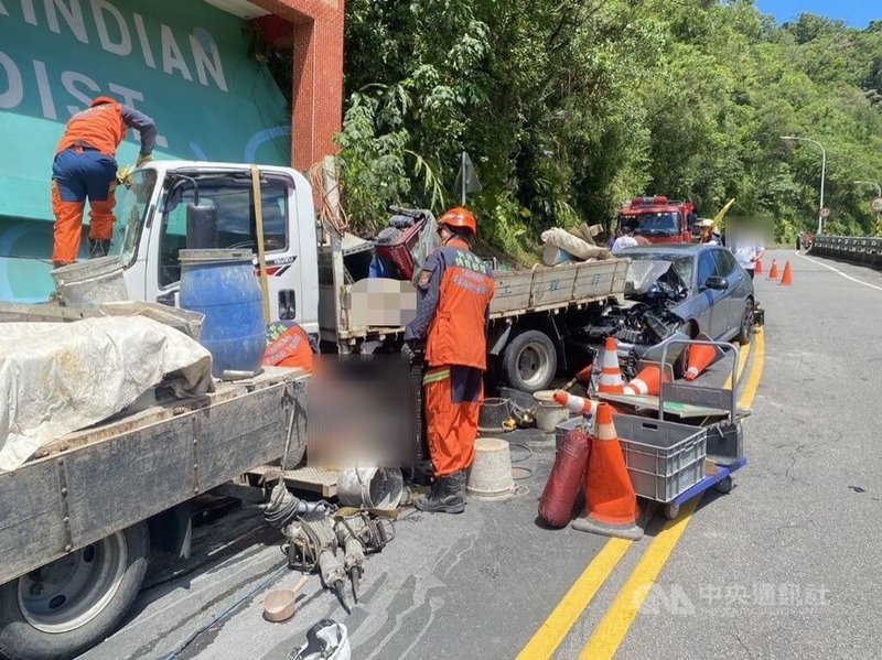 新北市新店區6日上午發生嚴重車禍,1輛自小客車在新潭路不明原因失控,撞擊工程車及路旁施工工人。受傷的送醫4人中,有1名男性工人傷勢嚴重命危。(翻攝畫面)中央社記者黃旭昇新北傳真 114年9月6日