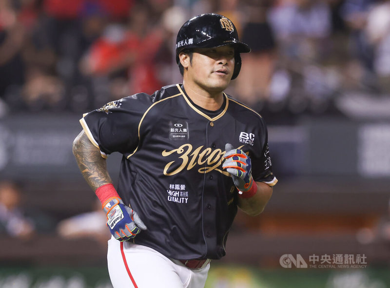中職味全龍隊6日繼續在台北大巨蛋為「大師兄」林智勝(圖)舉辦引退系列賽「31CONIC 智勝一擊」,5局下,林智勝上場打擊時獲四壞保送上壘。中央社記者張新偉攝 114年9月6日