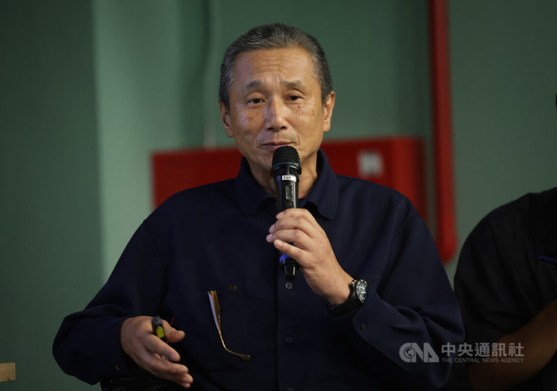 第3屆馬祖國際藝術島6日晚間舉行國際論壇,以「島嶼前線:地緣政治下的藝術實踐」為題,邀請日本藝術家柳幸典(圖)以參展作品分享,如何將「哥吉拉」怪獸形象延伸至核災反思的歷程。中央社記者裴禛攝 114年9月6日