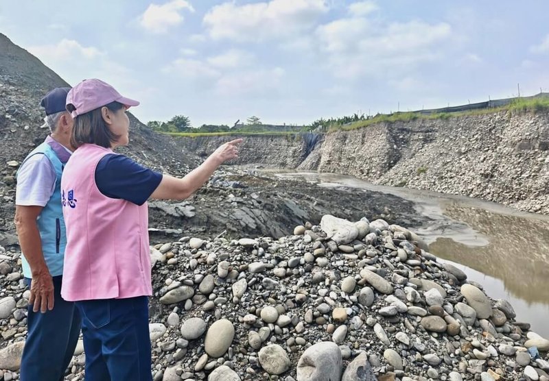 國民黨立委柯志恩(右)5日會勘高雄美濃「大峽谷」,發現除多處大坑洞外,不法業者回填土石中竟然還出現大量的磚頭、磁磚、鐵條、鋼筋、玻璃等廢棄營建物。(柯志恩辦公室提供)中央社記者林巧璉傳真 114年9月6日