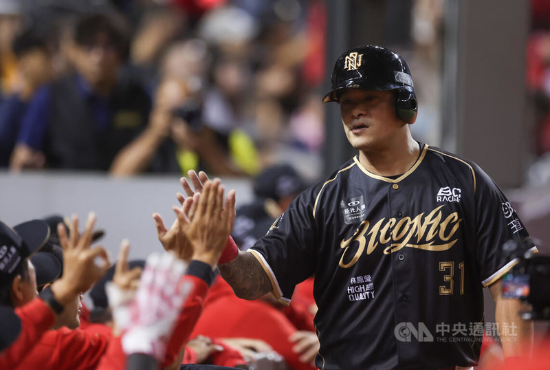 中華職棒味全龍隊6日在台北大巨蛋為老將林智勝(右)舉辦引退系列賽第2戰,交手台鋼雄鷹隊。5局下,林智勝先靠四壞保送上壘,再靠隊友推進,成功回本壘得分,在休息區與眾人擊掌致意。中央社記者張新偉攝 114年9月6日