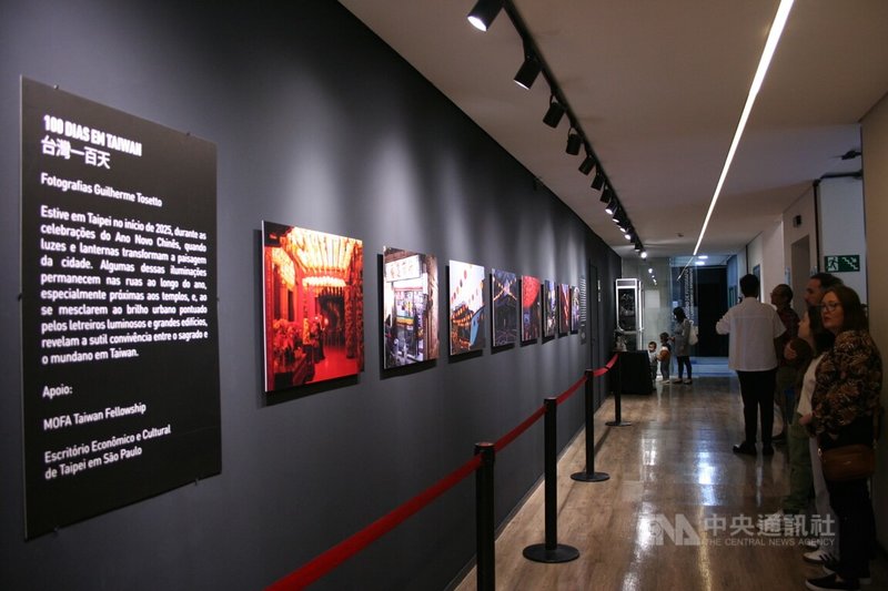 巴西攝影師托塞托「台灣100天」攝影展5日在聖保羅藝術學院美術館（MUBA）開幕，展期至26日，呈現他在台北的跨文化影像探索。中央社記者唐雅陵聖保羅攝　114年9月6日