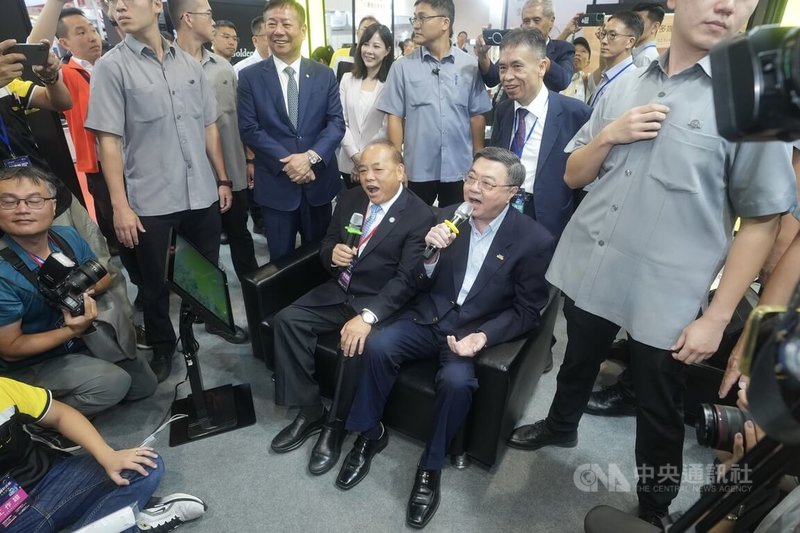 行政院長卓榮泰(中右)6日在台北世貿一館,出席「2025台北3C電器空調電腦影音大展」,應邀在1家卡拉OK伴唱機公司展示攤位高歌一曲。中央社記者徐肇昌攝 114年9月6日