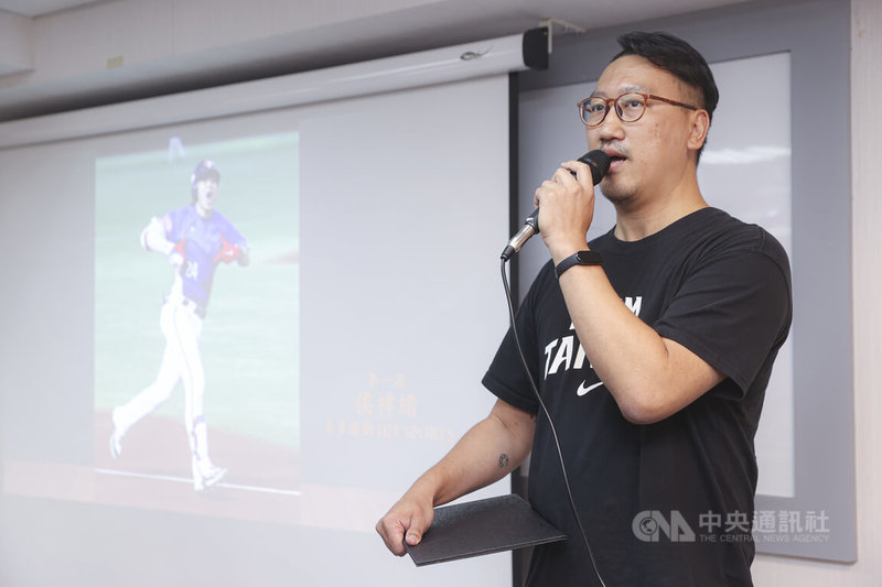 2025台灣新聞攝影大賽6日舉行頒獎典禮,年度最佳照片由喜多運動攝影師侯禕縉(圖)獲得,侯禕縉出席領獎並發表感言。中央社記者鄭清元攝 114年9月6日