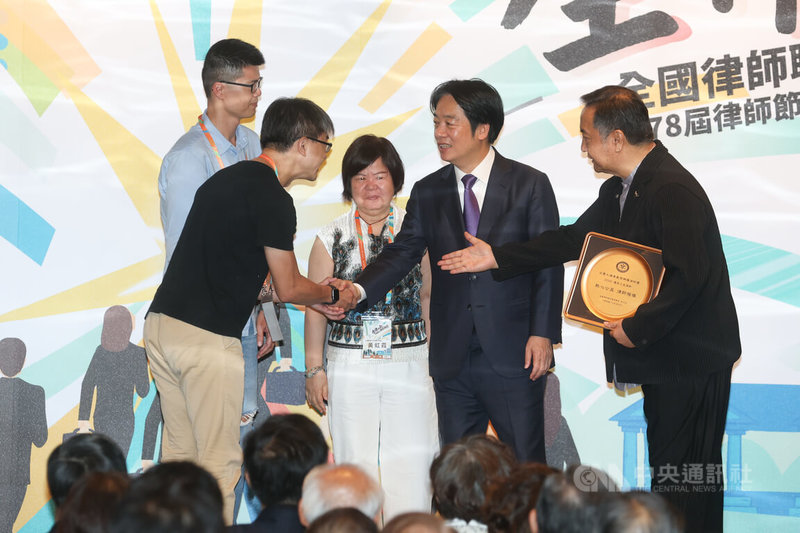 總統賴清德(右2)6日上午在台北出席「全國律師聯合會第78屆律師節慶祝大會」,頒獎表揚優秀公益律師並握手致意。中央社記者謝佳璋攝 114年9月6日