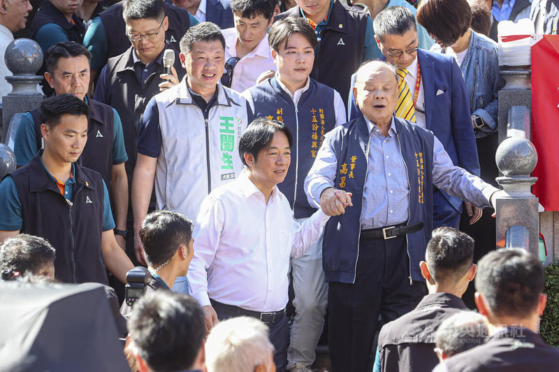 身兼民進黨主席的總統賴清德(前中)6日下現身景美福興宮,在福興宮董事長高昌倫(前右)陪同下參香祈福。中央社記者鄭清元攝 114年9月6日