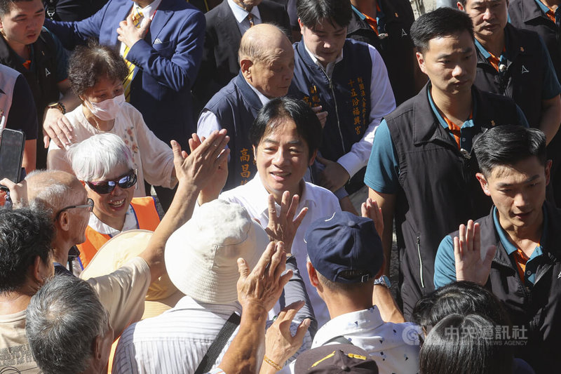 身兼民進黨主席的總統賴清德(中)6日下午到景美福興宮參香,沿途和熱情民眾擊掌致意,近距離互動。中央社記者鄭清元攝 14年9月6日