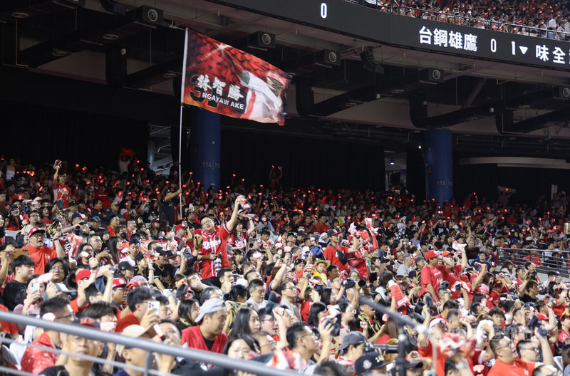 中華職棒味全龍隊為老將林智勝舉辦引退系列賽「31CONIC 智勝一擊」,6日來到第2戰,吸引滿場4萬人湧入台北大巨蛋為「大師兄」賣力應援。中央社記者張新偉攝 114年9月6日