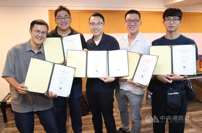 2025台灣新聞攝影大賽6日在台北舉行頒獎典禮,中央社攝影記者王騰毅(左)、吳家昇、翁睿坤(右)、張新偉(左2)、趙世勳(中)及鄭清元(右2)共抱回12獎,出席者在頒獎後開心合影。中央社 114年9月6日