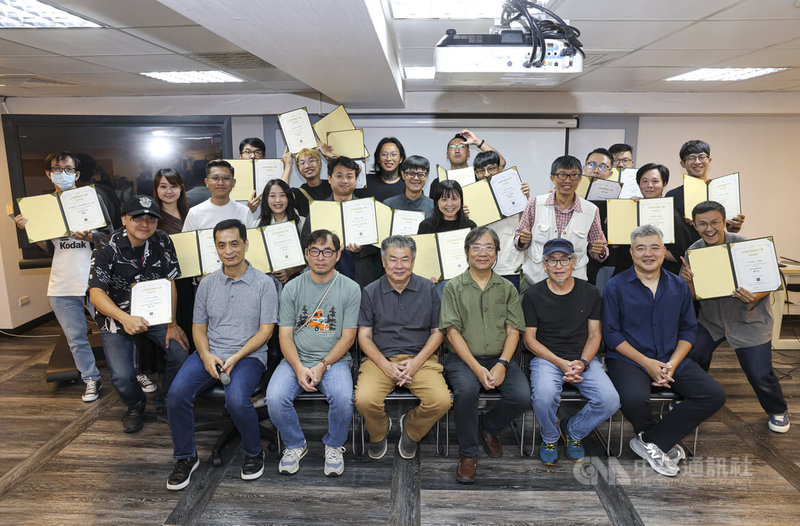 2025台灣新聞攝影大賽6日舉行頒獎典禮,評審團主席黃建亮(前左4)率評審團與得獎者一同在台前合影。中央社記者鄭清元攝 114年9月6日