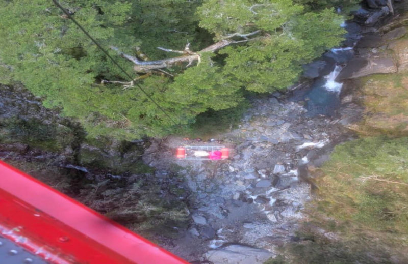空勤花蓮駐地勤務接獲轉報，中央尖山附近有1名57歲李姓女山友墜谷、意識不清，6日上午近7時出動黑鷹直升機前往救援，由特搜員出艙將患者固定後，以吊籃吊掛上機。（空勤花蓮駐地勤務提供）中央社記者張祈傳真 114年9月6日