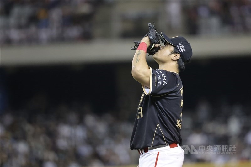 中職味全龍隊野手林智勝（圖）引退系列賽5日首戰，退場橋段被隊友朱育賢「破哏」，朱育賢直言很不好意思：「值得大家給他最大的掌聲。」（中央社檔案照片）