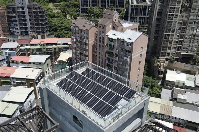 經濟部6日表示,攜手地方政府推動家戶屋頂設置太陽光電加速計畫,全台已有21縣市加入計畫。圖為台北市北投區一棟新建案頂樓的太陽能光電設備。(中央社檔案照片)