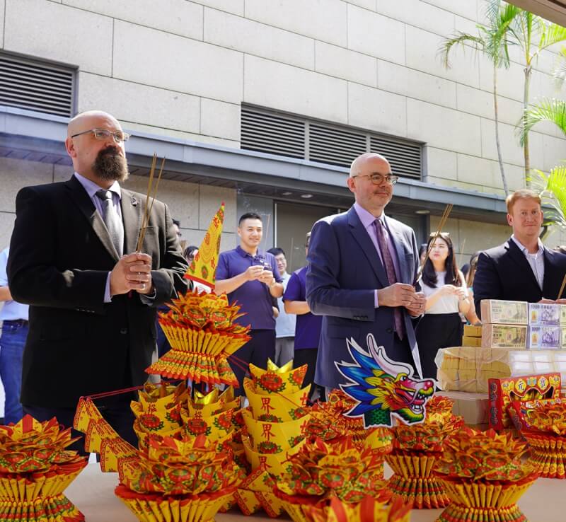 美國在台協會處長谷立言帶領全體員工舉行中元普渡祭拜儀式。(圖取自facebook.com/AIT.Social.Media)