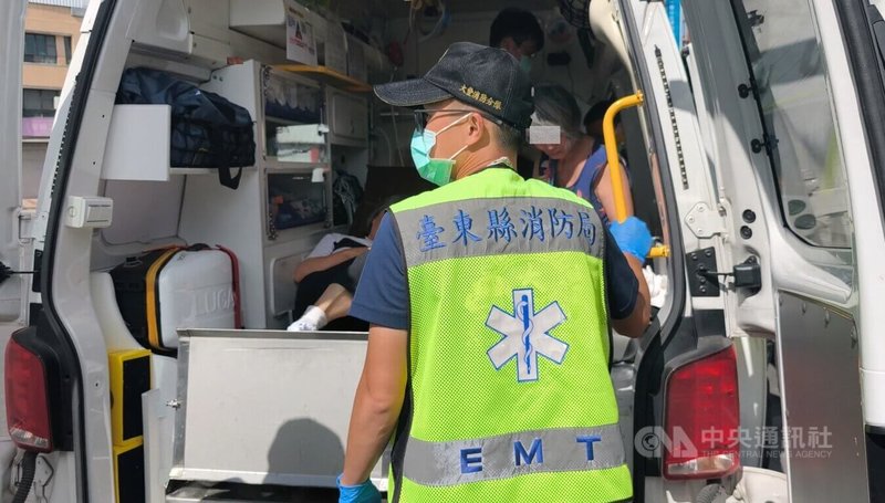 高雄黃姓3姊妹6日到台東白玉瀑布爬山,並在茶藝館用餐,3人喝完餐前茶後,午餐燉菜吃沒幾口就頭暈目眩、意識混亂,緊急送醫。台東縣衛生局初步調查,3人中午曾採集並食用野菜,細節仍待調查釐清。中央社記者盧太城台東攝 114年9月6日