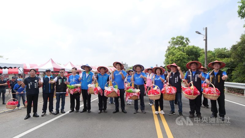 「義魄千秋-2025全國義民祭在新竹縣」6日在新埔褒忠亭義民廟開幕,客家委員會副主任委員邱星崴(右6)、新竹縣長楊文科(右5)等一同挑擔。中央社記者魯鋼駿攝 114年9月6日
