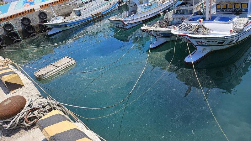 澎湖縣望安鄉花嶼村的民生供電是由台電補助鄉公所以柴油發電機組供電，6日中午不明原因發生地下管線破裂導致燃油外溢，花嶼港區遭污染，警方獲報已先封鎖港區。（澎湖望安警分局提供）中央社　114年9月6日