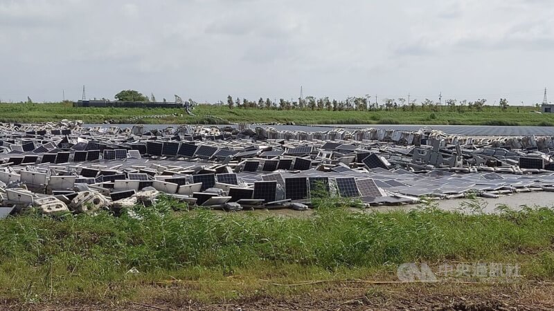 7月風災造成嘉義義竹新庄滯洪池光電廠光電板受損嚴重。(中央社檔案照片)