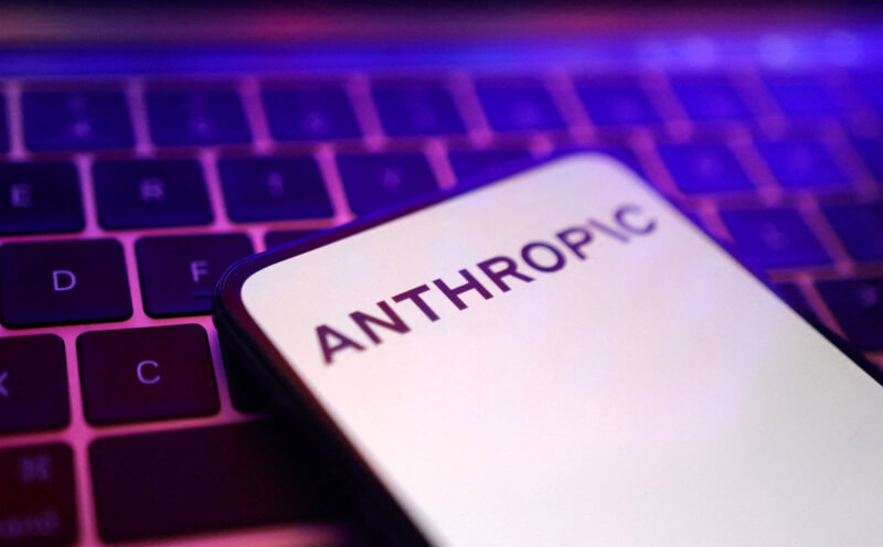 美國科技巨擘Anthropic遭作家指控,在未經許可下利用他們的著作訓練旗下AI聊天機器人Claude。(路透社)