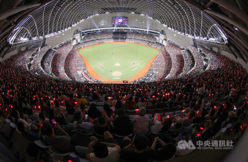 中華職棒味全龍隊6日在台北大巨蛋替「大師兄」林智勝舉辦引退系列賽「31CONIC 智勝一擊」,第2戰吸引滿場4萬人進場共襄盛舉。中央社記者張新偉攝 114年9月6日