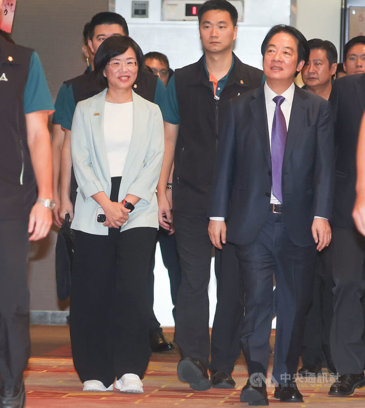 總統賴清德(前右)6日上午由民進黨立委蘇巧慧(前左)等人陪同,在台北出席「全國律師聯合會第78屆律師節慶祝大會」。中央社記者謝佳璋攝 114年9月6日