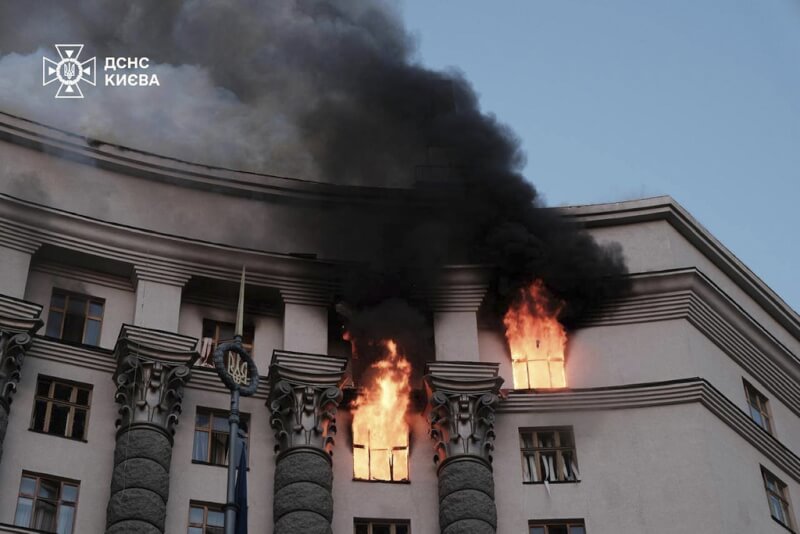 烏克蘭內閣辦公大樓起火。(Ukrainian Emergency Service via 美聯社)