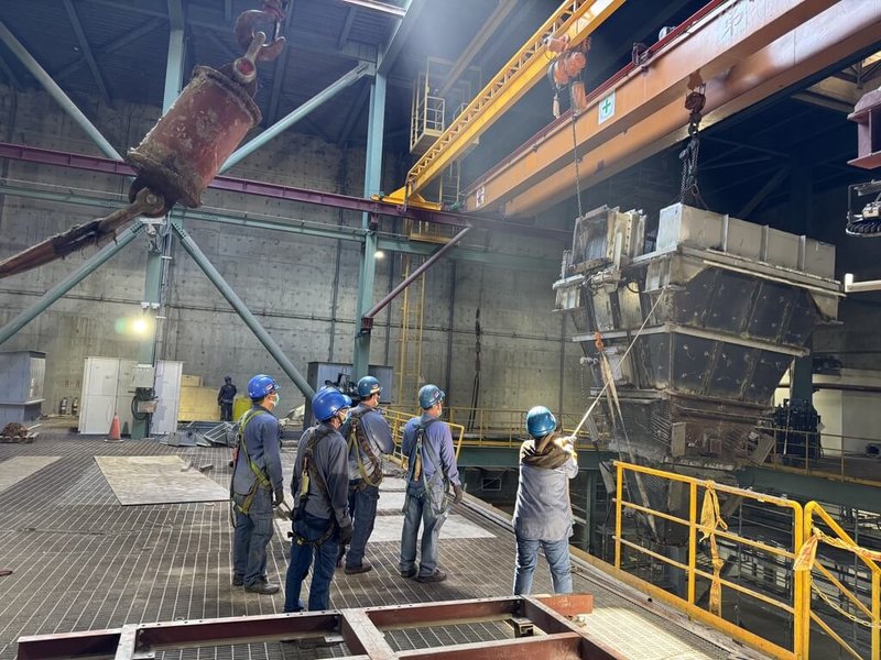 環境部國家環境研究院7日公布114年度模範環境保護專責及技術人員名單。環境部表示,環保專責人員為企業推動綠色轉型及邁向淨零轉型的重要力量。圖為環保專責人員協助焚化廠全區整改工程示意圖。(環境部提供)中央社記者張雄風傳真 114年9月7日