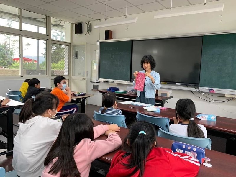 來自印尼張美君,嫁來台灣在花蓮生活25年,因擔任國小的「故事媽媽」,常介紹印尼文化,大約6、7年前張美君成立「印尼共學團」,陪伴新住民家庭認識學習家鄉文化。(張美君提供)中央社記者李先鳳傳真 114年9月7日