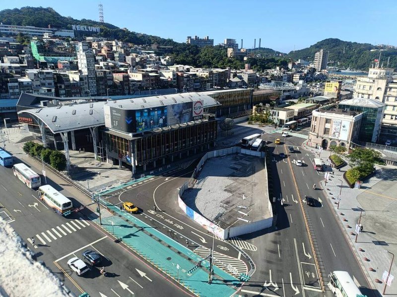 基隆城際轉運站民國113年啟用,一旁的港西街國光客運臨時站(圖圍籬內)已功成身退,業者拆除站體後,市府規劃設置廣場,其中包含臨停接送區、計程車排班區等設施,鋪面擬定3種顏色搭配,預計11月底完工。(基隆市政府提供)中央社記者王朝鈺傳真 114年9月7日