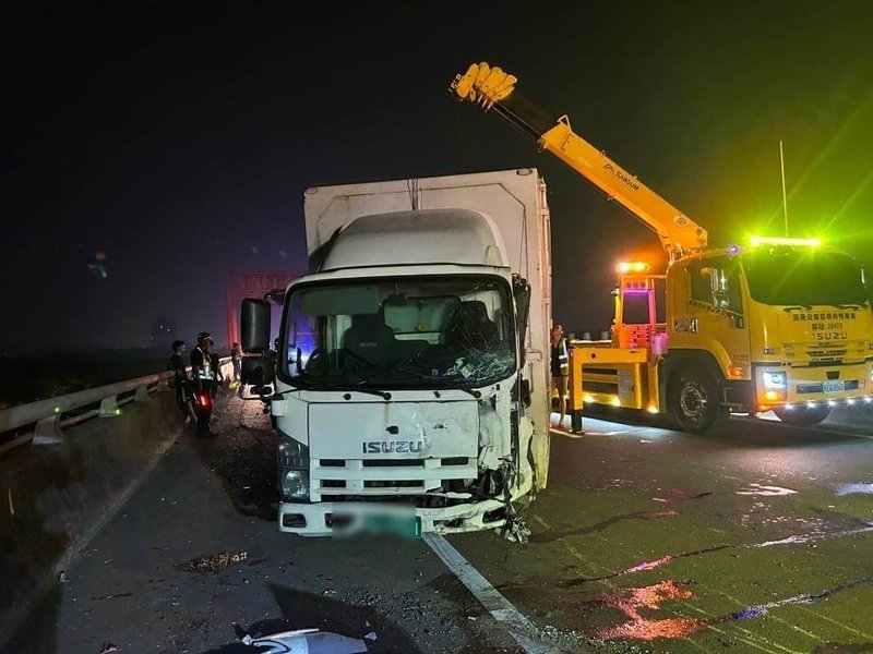 桃園市警局平鎮分局7日表示,22歲黃男6日晚間開車行經台66快速道東向平鎮段25.2公里處,不明原因自撞護欄,導致後方大貨車擦撞翻覆,另輛自小客貨車再追撞,警方已調查釐清肇責。(桃園市警局平鎮分局提供)中央社記者吳睿騏桃園傳真 114年9月7日
