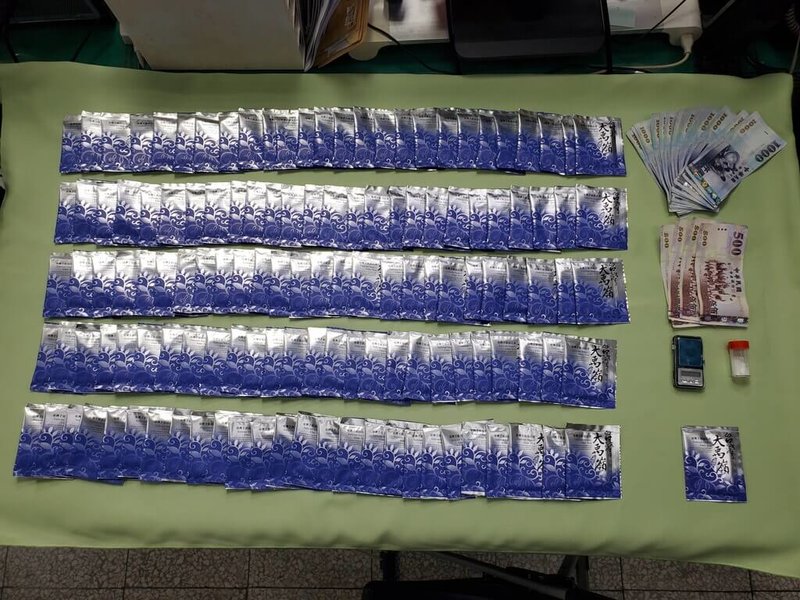 台中市警方查獲,陳姓、洪姓、蘇姓男子等3人,長期無業難以負擔毒品開銷,竟將愷他命、甲基甲基卡西酮裝進「台灣大禹嶺」茶包中販售。(民眾提供)中央社記者趙麗妍傳真 114年9月7日