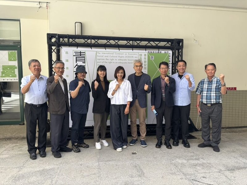 民進黨立委邱議瑩(中)7日出席「高雄青年安居論壇」,與專家學者及青年探討安居議題,並表示,未來將成立「青年安居行動聯盟」,廣納各方意見、制定適合年輕人安居高雄的多元居住政策。(邱議瑩辦公室提供)中央社記者蔡孟妤傳真 114年9月7日