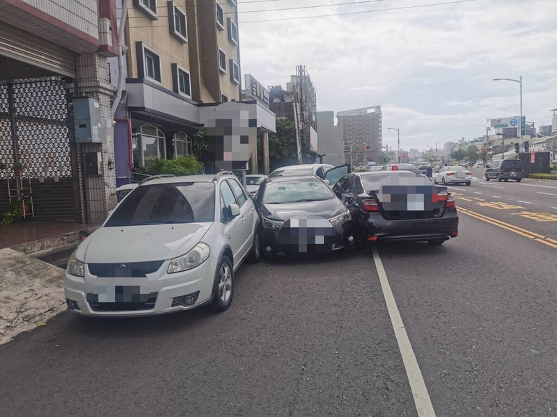 高雄市鹽埕區某當鋪保險箱遭竊,警方鎖定翁姓及陳姓男子涉有重嫌,陳男7日在鳳山區遭圍捕時拒捕,員警現場開2槍擊破車輛前後車輪,但陳男仍持續衝撞,員警再朝引擎開2槍,最後破窗將其逮捕。(高雄市政府警察局鹽埕分局提供)中央社記者張已亷傳真 114年9月7日