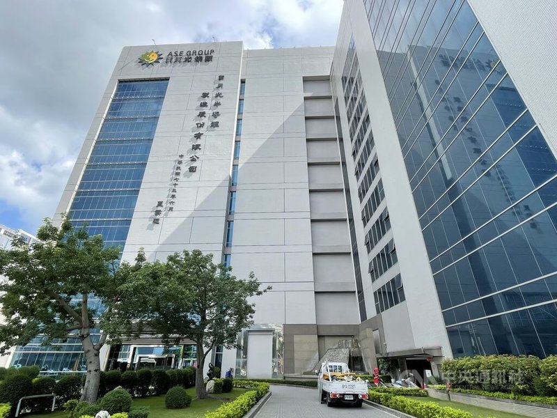 國際半導體展本週登場,市場聚焦人工智慧晶片CoWoS先進封裝量產進度、以及在台灣和美國產能進展。圖為日月光高雄廠區一隅。 中央社記者鍾榮峰攝 114年9月7日