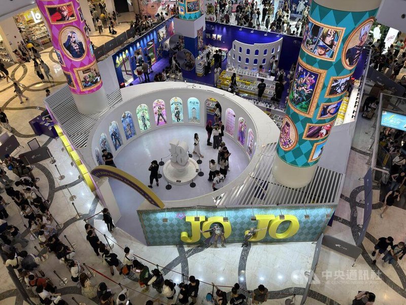 日本人氣動漫「JOJO」在上海靜安大悅城舉辦快閃店,週末下午快閃店外排起長長人龍。圖攝於9月7日。中央社記者廖文綺上海攝 114年9月7日