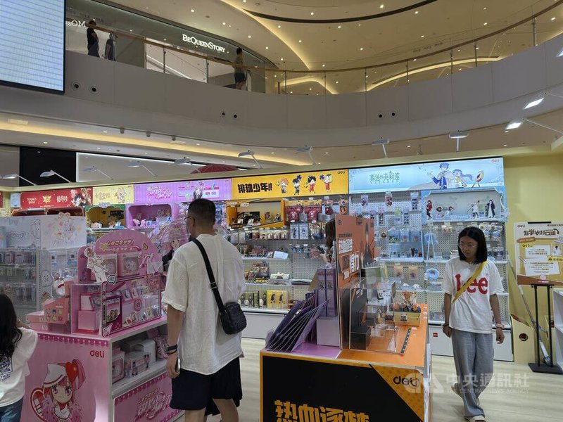 上海萬象城文具快閃店主打動漫IP聯名,包括日本動漫葬送的芙莉蓮、排球少年、守護甜心等。圖攝於8月30日。中央社記者廖文綺上海攝 114年9月7日