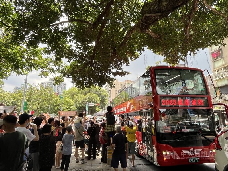 睽違29年,台北市東園國小為台灣奪下威廉波特世界少棒聯盟錦標賽總冠軍。台北市政府特地為東園國小少棒舉辦凱旋遊行,從青年公園棒球場出發,數百人爭睹。中央社記者楊淑閔攝 114年9月7日