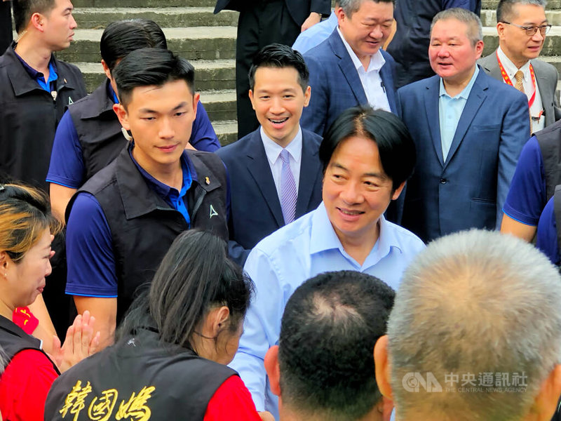 總統兼民進黨主席賴清德(前右)7日到桃園蘆竹慈母宮參香,接受媒體聯訪後,搭車轉往南方莊園渡假飯店與黨公職座談。中央社記者吳睿騏桃園攝 114年9月7日