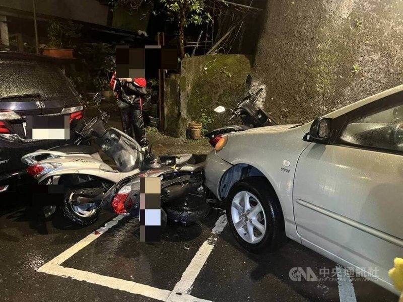 台北市76歲婦人7日晚間開車行經內湖區環山路時,疑因天雨視線不佳而擦撞路旁停放車輛,造成3輛汽車、4輛機車受損,幸無人受傷。(翻攝照片)中央社記者黃麗芸傳真 114年9月7日