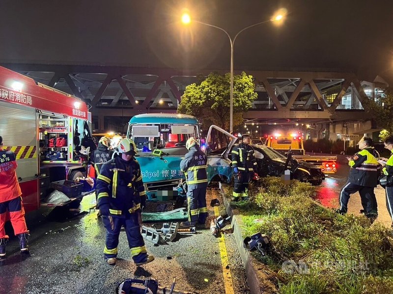 新北市新店區7日傍晚6時許發生自小客車撞上對向懷恩專車的車禍,公車女駕駛經搶救脫困後送醫。(翻攝照片)中央社記者王鴻國傳真 114年9月7日