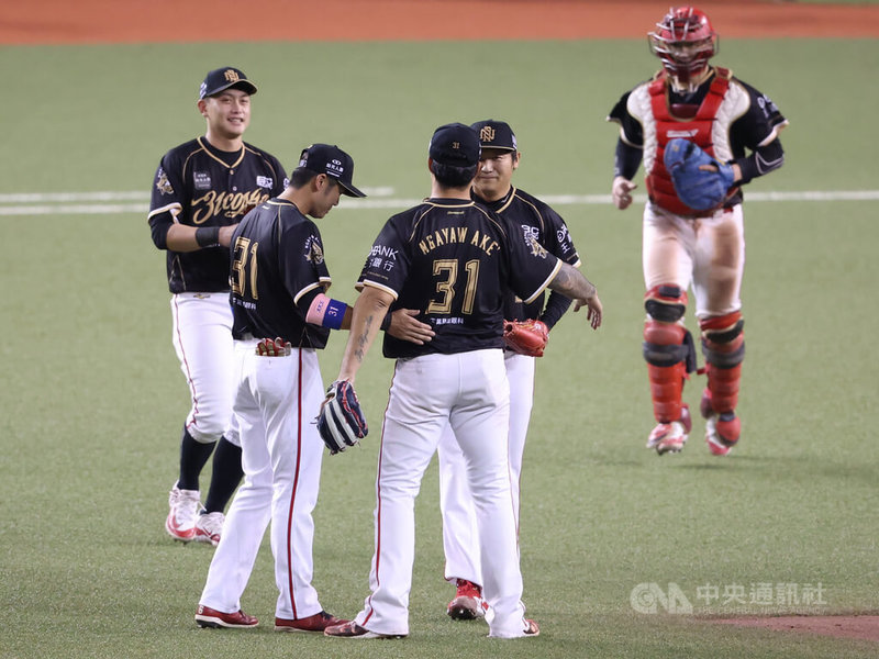 中華職棒味全龍隊7日為野手林智勝在台北大巨蛋進行引退賽最終戰,9局上,龍隊總教練葉君璋特別改變守位,林智勝(中背對者)移防游擊、郭嚴文(左2)守二壘、陳禹勳(右2)登板投球。林智勝賽後表示,「感覺很棒,好像回到2015年在Lamigo的感覺」。中央社記者張新偉攝 114年9月7日